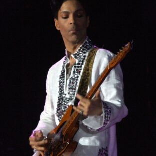 Prince à Coachella en 2008 (photo libre de droits via Wikicommons)